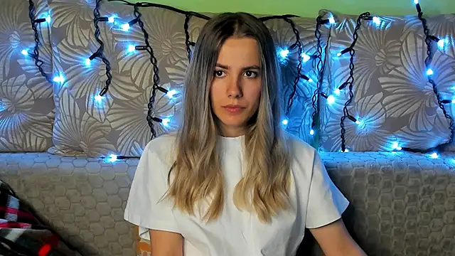 Snapshot of MaggieCake chatting on 8, 11, 2025 MaggieCake online show from 8, 11, 2025