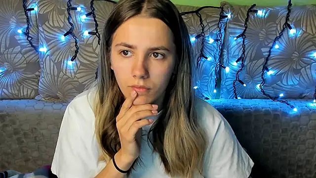 Snapshot of MaggieCake chatting on 9, 11, 2025 MaggieCake online show from 9, 11, 2025