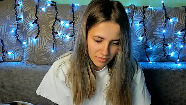 Snapshot of MaggieCake chatting on 10, 11, 2025 MaggieCake online show from 10, 11, 2025