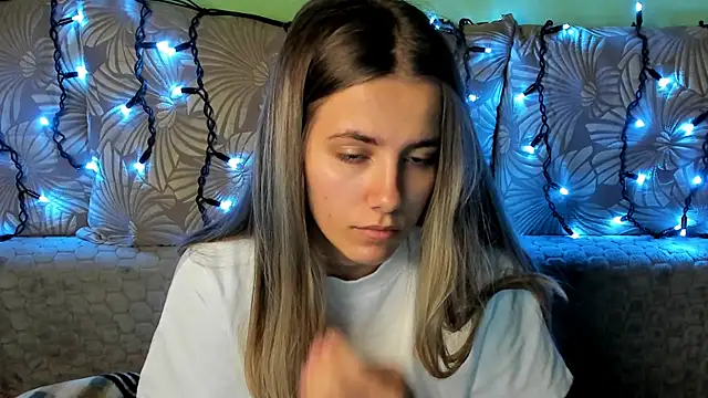 Snapshot of MaggieCake chatting on 11, 11, 2025 MaggieCake online show from 11, 11, 2025