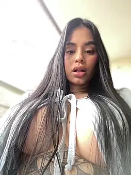 LaraHenao online show from 5, 1, 2025