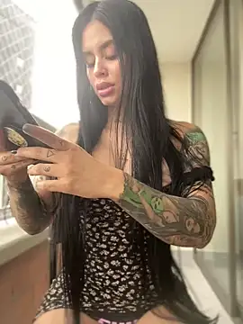 LaraHenao online show from 28, 1, 2025