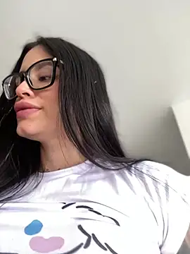 LaraHenao online show from 4, 3, 2025