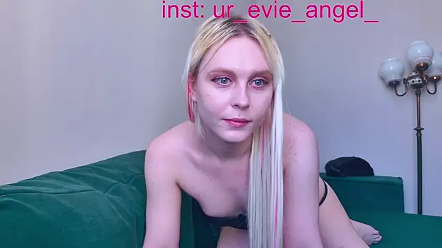 Snapshot of Evelyn_rabbit chatting on 6, 5, 2026 Evelyn rabbit online show from 6, 5, 2026
