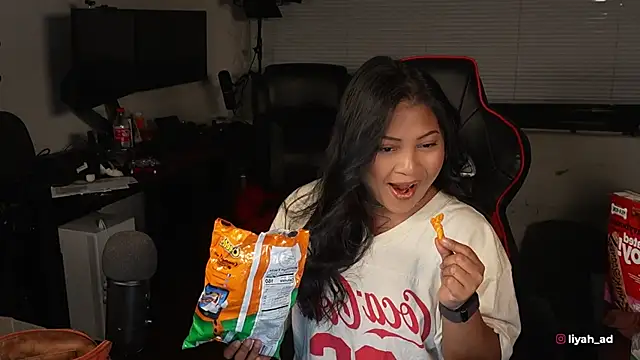 Snapshot of Bubbleliyah chatting on 12, 11, 2025 Bubbleliyah online show from 12, 11, 2025