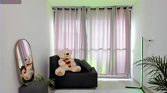 roxie gates  online show from 18, 2, 2025