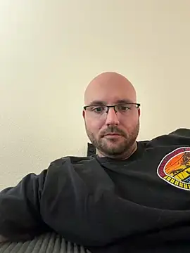 Snapshot of Fuzzyfuzbear chatting on 12, 5, 2026 Fuzzyfuzbear online show from 12, 5, 2026