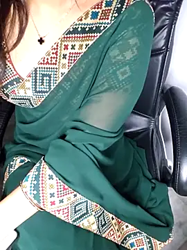 Snapshot of aliyaah_singh chatting on 5, 5, 2026 aliyaah singh online show from 5, 5, 2026