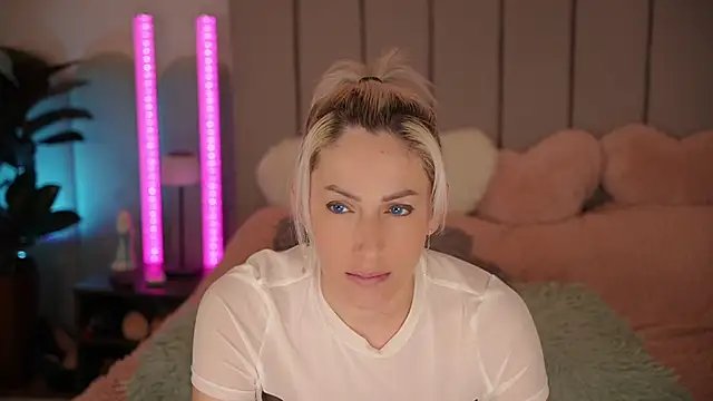 Snapshot of VickySecret96 chatting on 4, 4, 2026 VickySecret96 online show from 4, 4, 2026