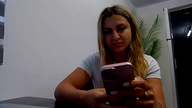 Snapshot of NicolePlay chatting on 6, 7, 2026 NicolePlay online show from 6, 7, 2026