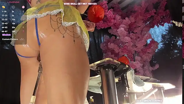 Snapshot of alise_MULTIVIEW_parker chatting on 29, 10, 2025 alise MULTIVIEW parker online show from 29, 10, 2025