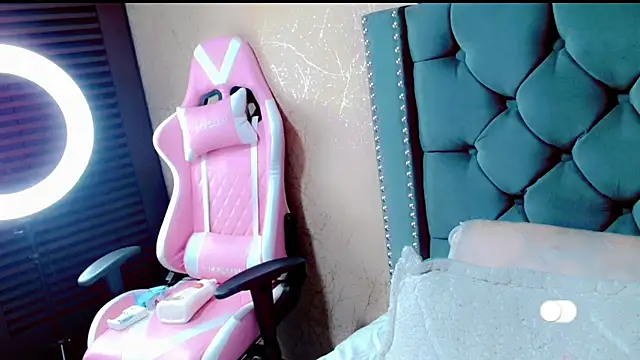 Snapshot of Imannejulienne chatting on 8, 1, 2025 Imannejulienne online show from 8, 1, 2025