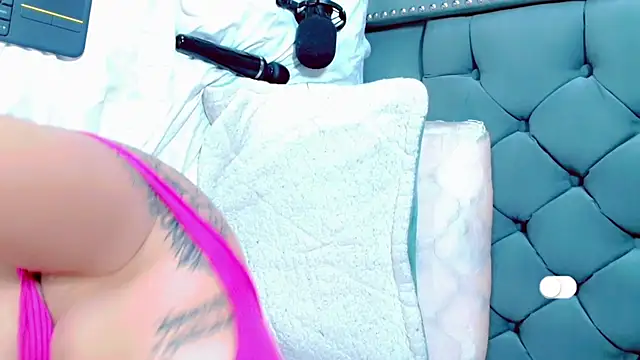 Snapshot of Imannejulienne chatting on 24, 1, 2025 Imannejulienne online show from 24, 1, 2025