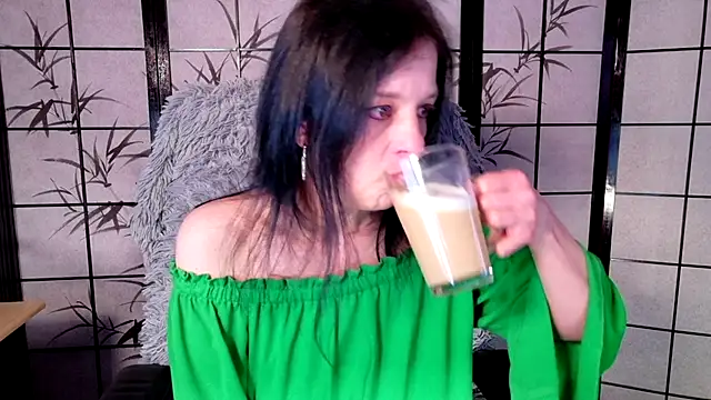 Snapshot of _Sweetlonglips_ chatting on 7, 5, 2026 Sweetlonglips online show from 7, 5, 2026