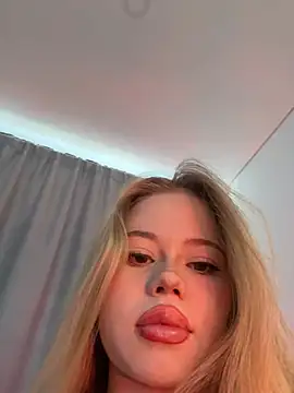 Snapshot of curchez_ chatting on 23, 2, 2025 curchez online show from 23, 2, 2025