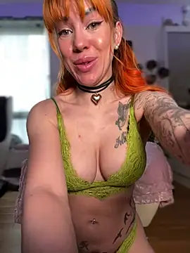 Snapshot of Pia_July_ chatting on 4, 1, 2025 Pia July online show from 4, 1, 2025