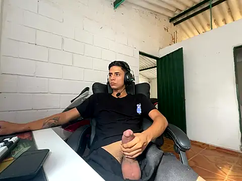 Snapshot of Max_TheHorseDick chatting on 10, 9, 2025 Max TheHorseDick online show from 10, 9, 2025