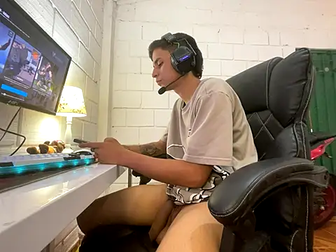 Snapshot of Max_TheHorseDick chatting on 12, 9, 2025 Max TheHorseDick online show from 12, 9, 2025