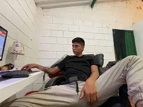 Snapshot of Max_TheHorseDick chatting on 3, 10, 2025 Max TheHorseDick online show from 3, 10, 2025