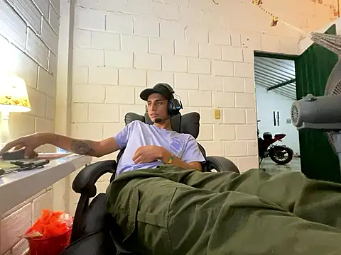 Snapshot of Max_TheHorseDick chatting on 2, 11, 2025 Max TheHorseDick online show from 2, 11, 2025