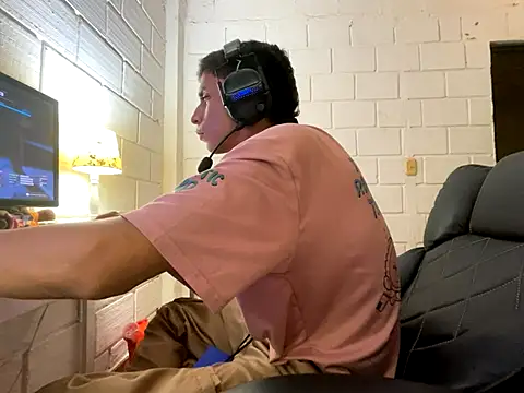 Snapshot of Max_TheHorseDick chatting on 3, 11, 2025 Max TheHorseDick online show from 3, 11, 2025