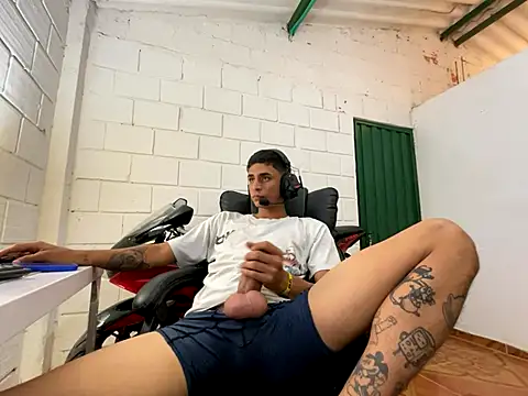 Snapshot of Max_TheHorseDick chatting on 9, 11, 2025 Max TheHorseDick online show from 9, 11, 2025