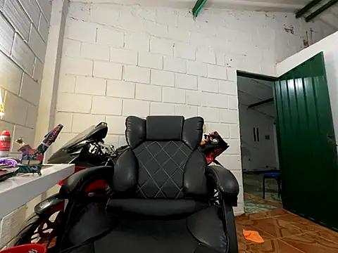 Snapshot of Max_TheHorseDick chatting on 18, 11, 2025 Max TheHorseDick online show from 18, 11, 2025