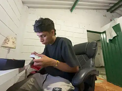 Snapshot of Max_TheHorseDick chatting on 24, 11, 2025 Max TheHorseDick online show from 24, 11, 2025