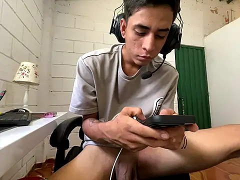 Snapshot of Max_TheHorseDick chatting on 26, 11, 2025 Max TheHorseDick online show from 26, 11, 2025