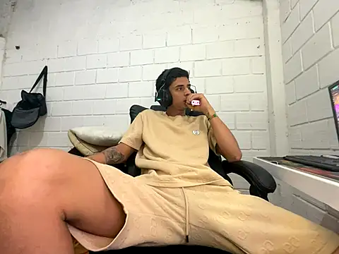 Snapshot of Max_TheHorseDick chatting on 30, 11, 2025 Max TheHorseDick online show from 30, 11, 2025