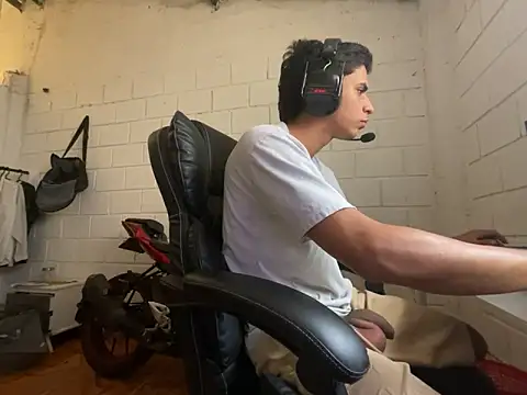 Snapshot of Max_TheHorseDick chatting on 30, 11, 2025 Max TheHorseDick online show from 30, 11, 2025