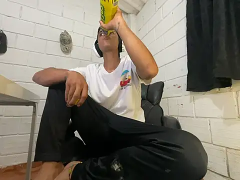 Snapshot of Max_TheHorseDick chatting on 19, 6, 2026 Max TheHorseDick online show from 19, 6, 2026