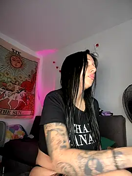 Snapshot of kiaraglam2 chatting on 15, 10, 2025 kiaraglam2 online show from 15, 10, 2025