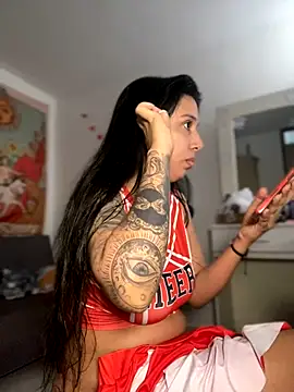 Snapshot of kiaraglam2 chatting on 28, 10, 2025 kiaraglam2 online show from 28, 10, 2025