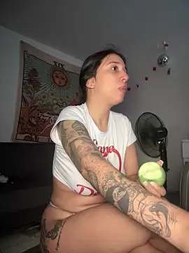 Snapshot of kiaraglam2 chatting on 8, 11, 2025 kiaraglam2 online show from 8, 11, 2025