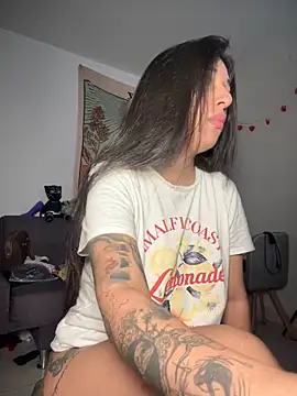 Snapshot of kiaraglam2 chatting on 21, 11, 2025 kiaraglam2 online show from 21, 11, 2025