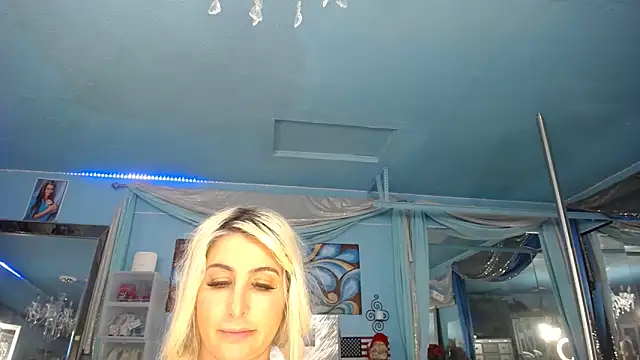 Snapshot of ADRIANNA_FOX chatting on 19, 4, 2026 ADRIANNA FOX online show from 19, 4, 2026