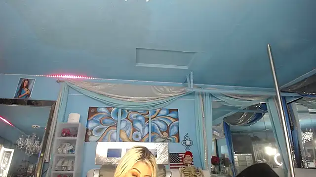 Snapshot of ADRIANNA_FOX chatting on 22, 4, 2026 ADRIANNA FOX online show from 22, 4, 2026
