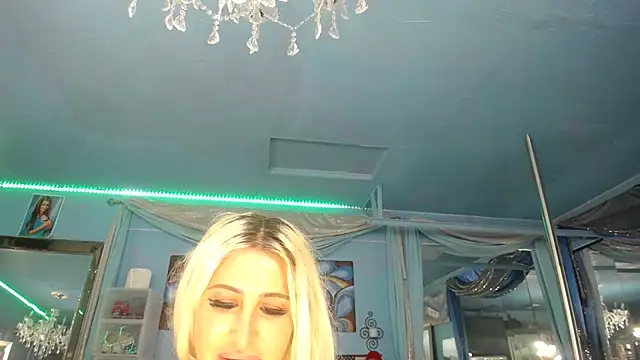 Snapshot of ADRIANNA_FOX chatting on 27, 6, 2026 ADRIANNA FOX online show from 27, 6, 2026