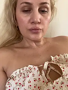 Snapshot of YourBlondee chatting on 9, 4, 2026 YourBlondee online show from 9, 4, 2026