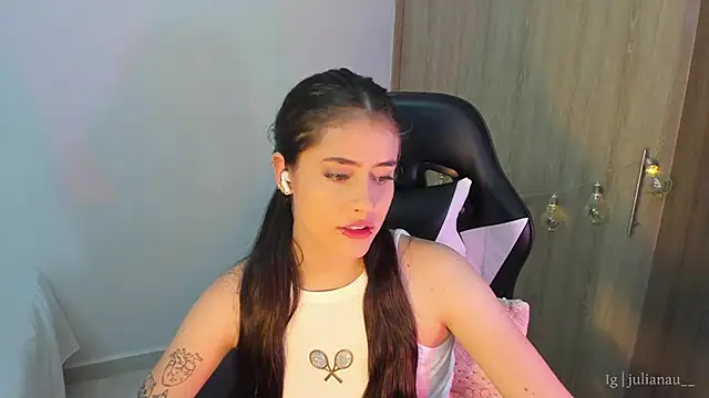 Snapshot of iriswest_ chatting on 13, 1, 2025 iriswest online show from 13, 1, 2025