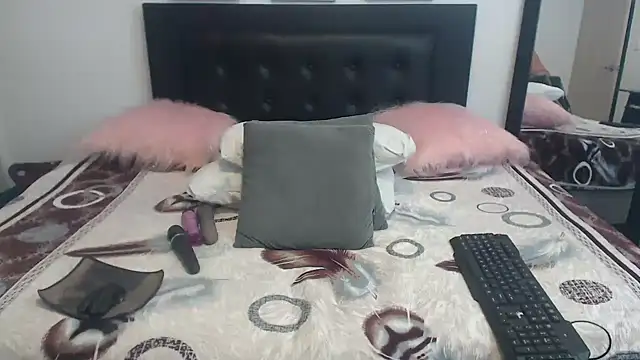 Snapshot of katiehotx chatting on 8, 11, 2025 katiehotx online show from 8, 11, 2025