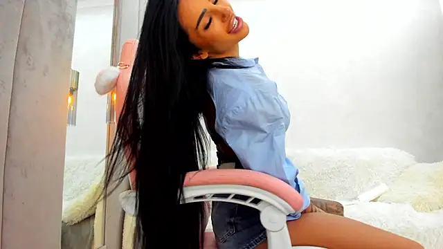 Snapshot of Britney_Charm_ chatting on 12, 7, 2026 Britney Charm online show from 12, 7, 2026