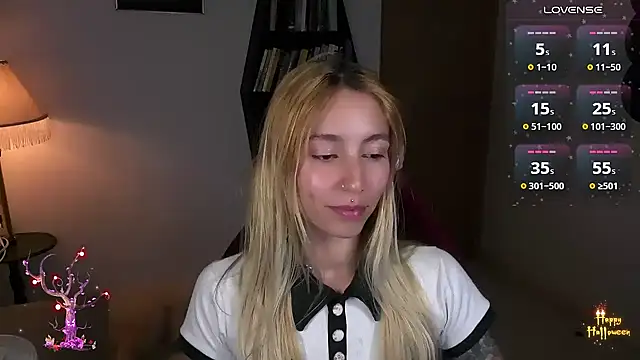 Snapshot of Saucy_Jenn chatting on 30, 10, 2025 Saucy Jenn online show from 30, 10, 2025