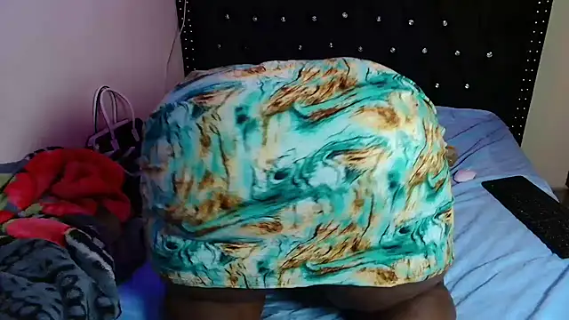 Snapshot of Toomuchbooty33 chatting on 16, 12, 2025 Toomuchbooty33 online show from 16, 12, 2025