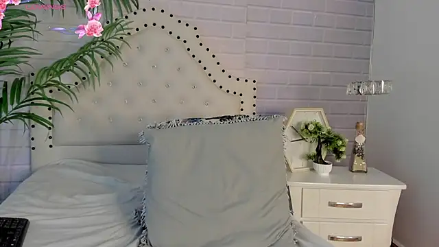 Snapshot of _Eurekaa_ chatting on 2, 3, 2025 Eurekaa online show from 2, 3, 2025