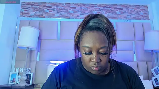 ShaniaBrownn online show from 14, 10, 2025