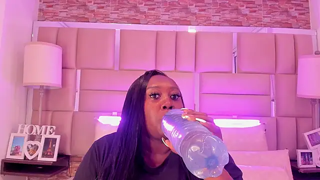 Snapshot of ShaniaBrownn chatting on 7, 1, 2026 ShaniaBrownn online show from 7, 1, 2026