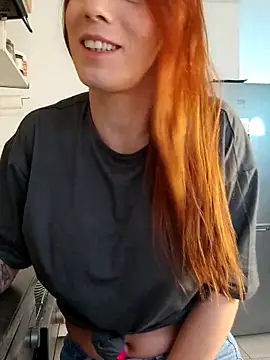 Snapshot of clara-francaise chatting on 19, 11, 2025 clara-francaise online show from 19, 11, 2025