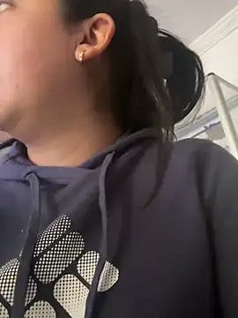 Snapshot of Hannahoff chatting on 4, 2, 2025 Hannahoff online show from 4, 2, 2025